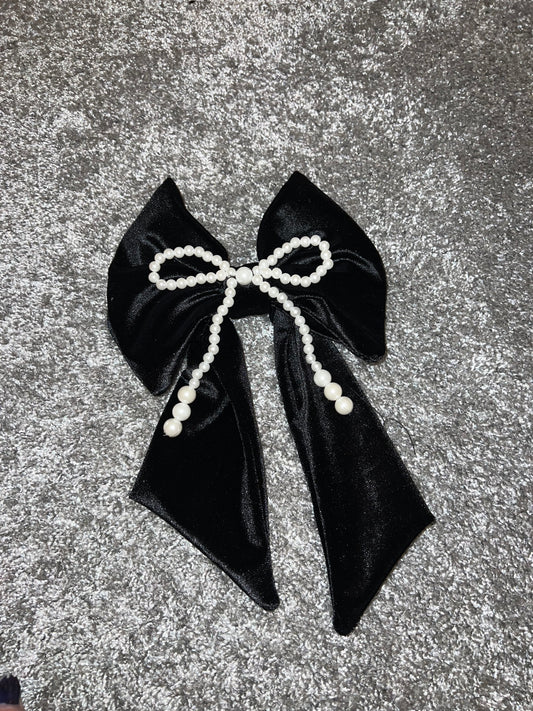 Black and pearl bow