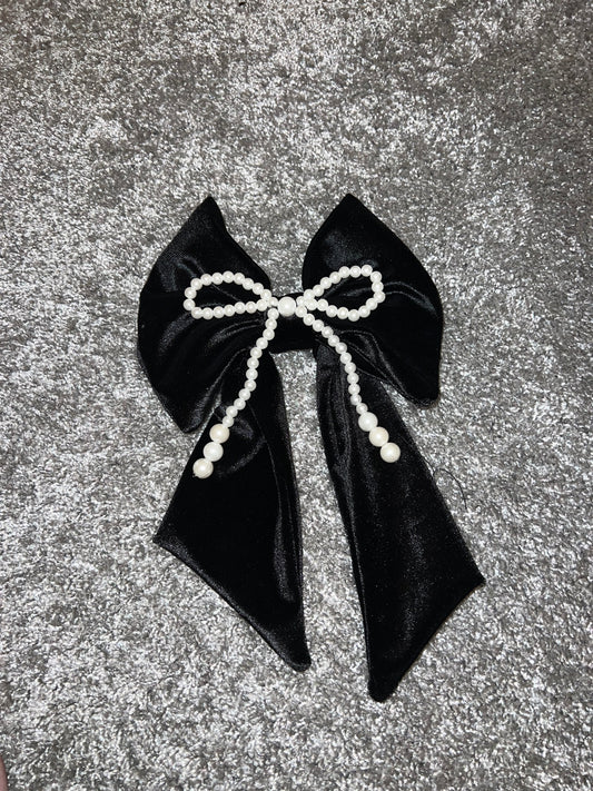Black and pearl bow